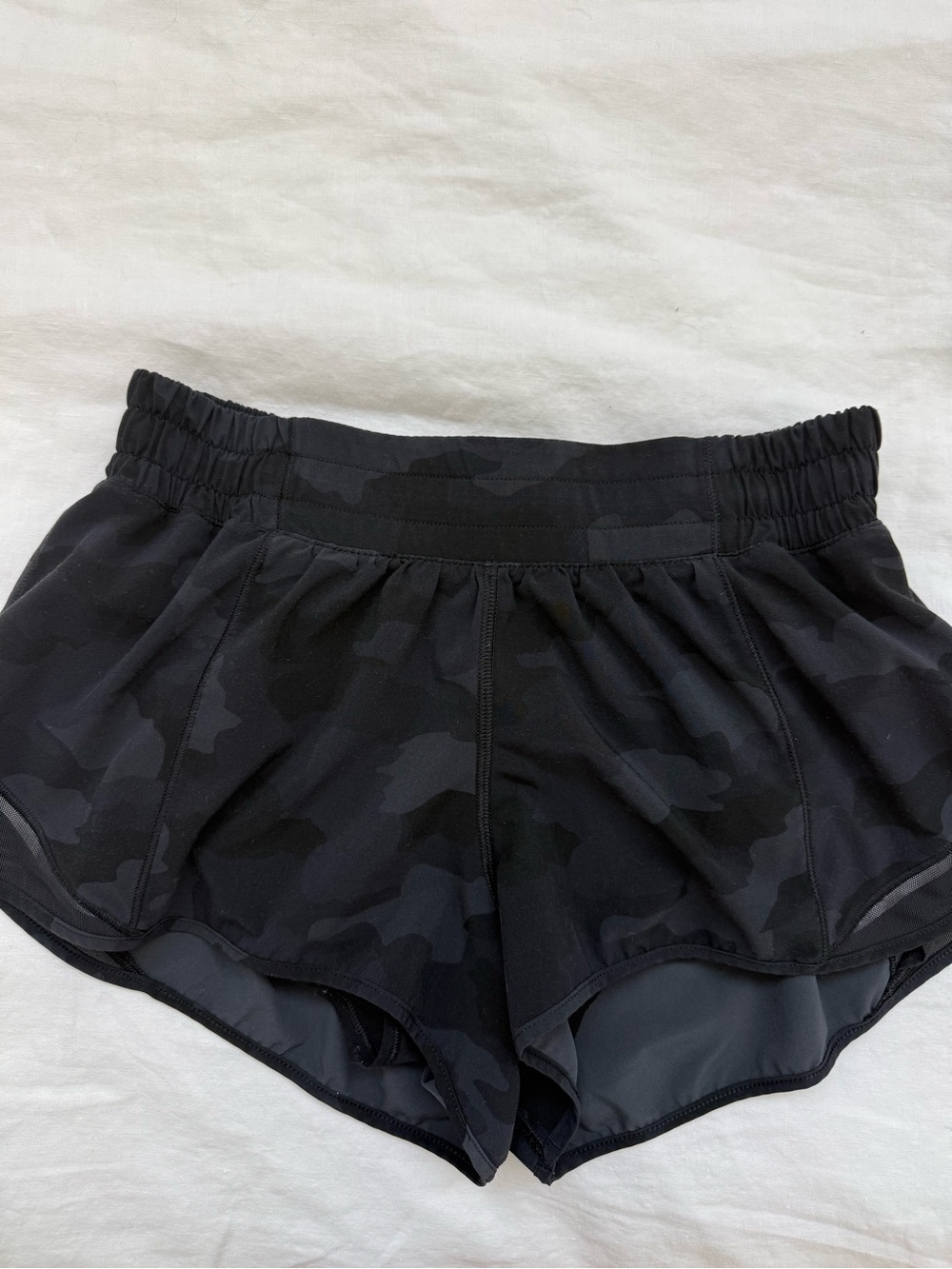 Lululemon Hotty Hot Low rise short 2.5”Black Camo short